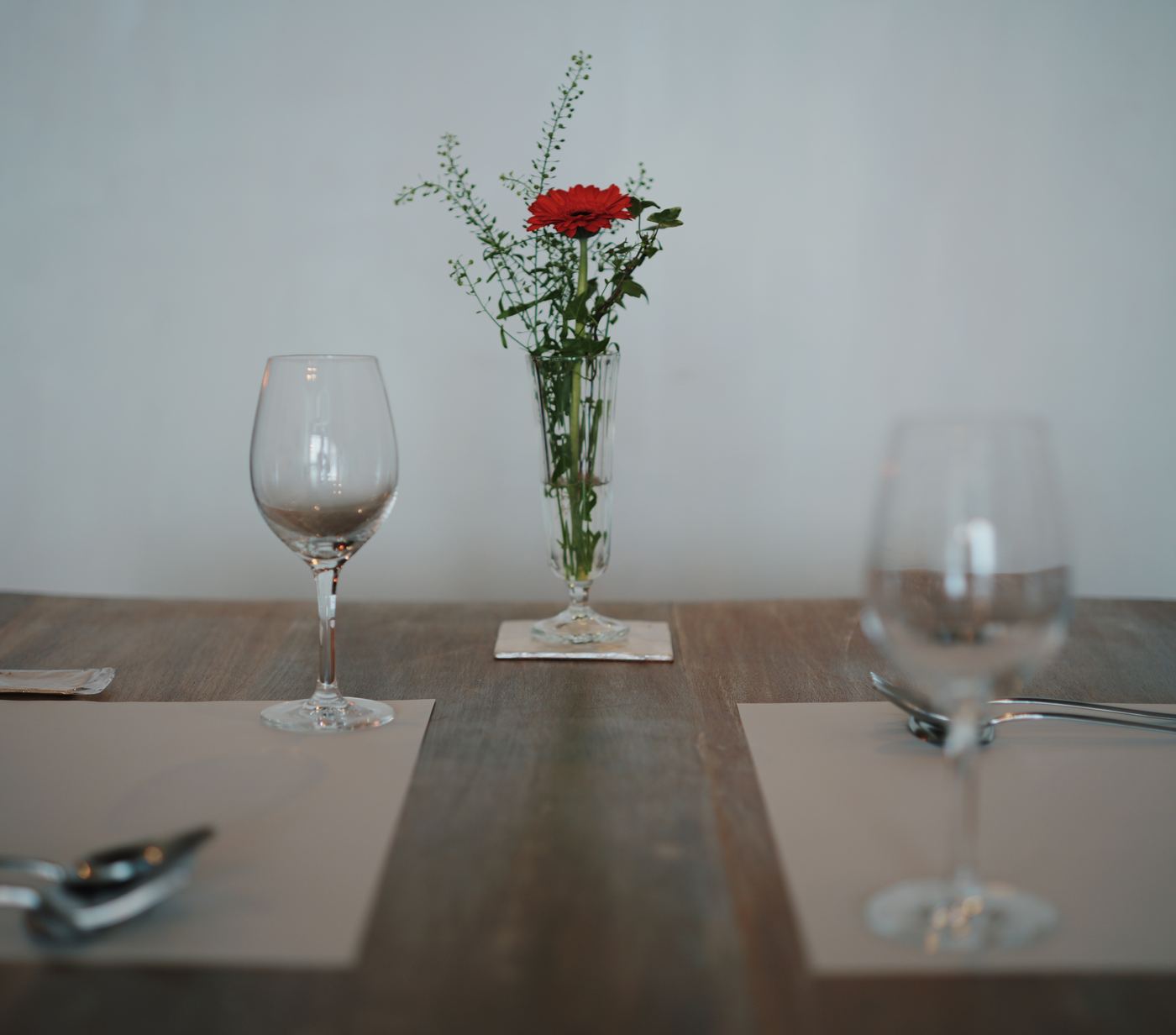 A table with glasses and flowers