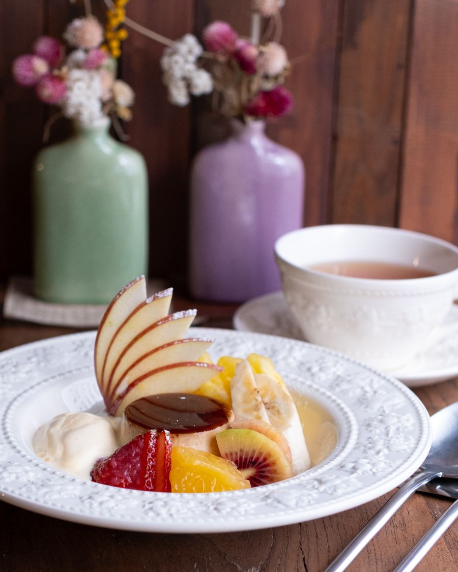 Tea and a fruit dessert plate